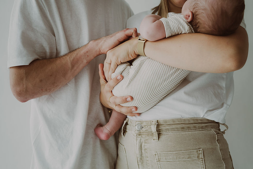 Een newborn- fotosessie is vooral veel knuffelen met mama en papa.