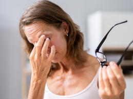 Olhos lacrimejantes: causas, sintomas e tratamentos