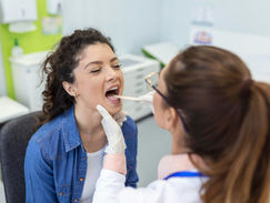 Garganta inflamada? Pode ser amigdalite