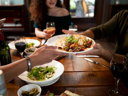 Quais os efeitos do jantar pesado no metabolismo e peso corporal?