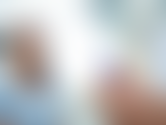 mão de médico com injeção , ao fundo desfocada uma engermeira auxiliar