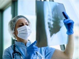 medica olha raio X em hospital pneumologia