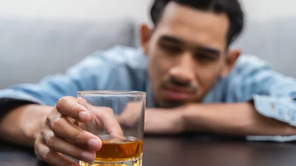 Problemas de trabalho da 'Gig Economy' podem levar ao consumo de álcool mais tarde