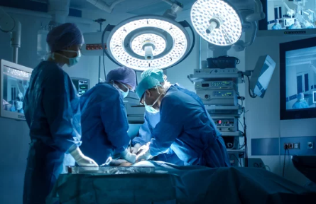 Equipe médica realizando operação cirúrgica em sala de cirurgia moderna