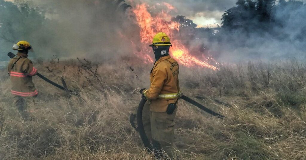 Cuerpo de Bomberos de Costa Rica apagando un incendio