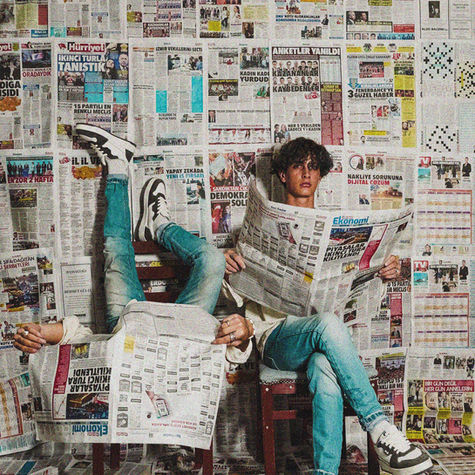 two people reading newspapers with one reading anketler yanildi