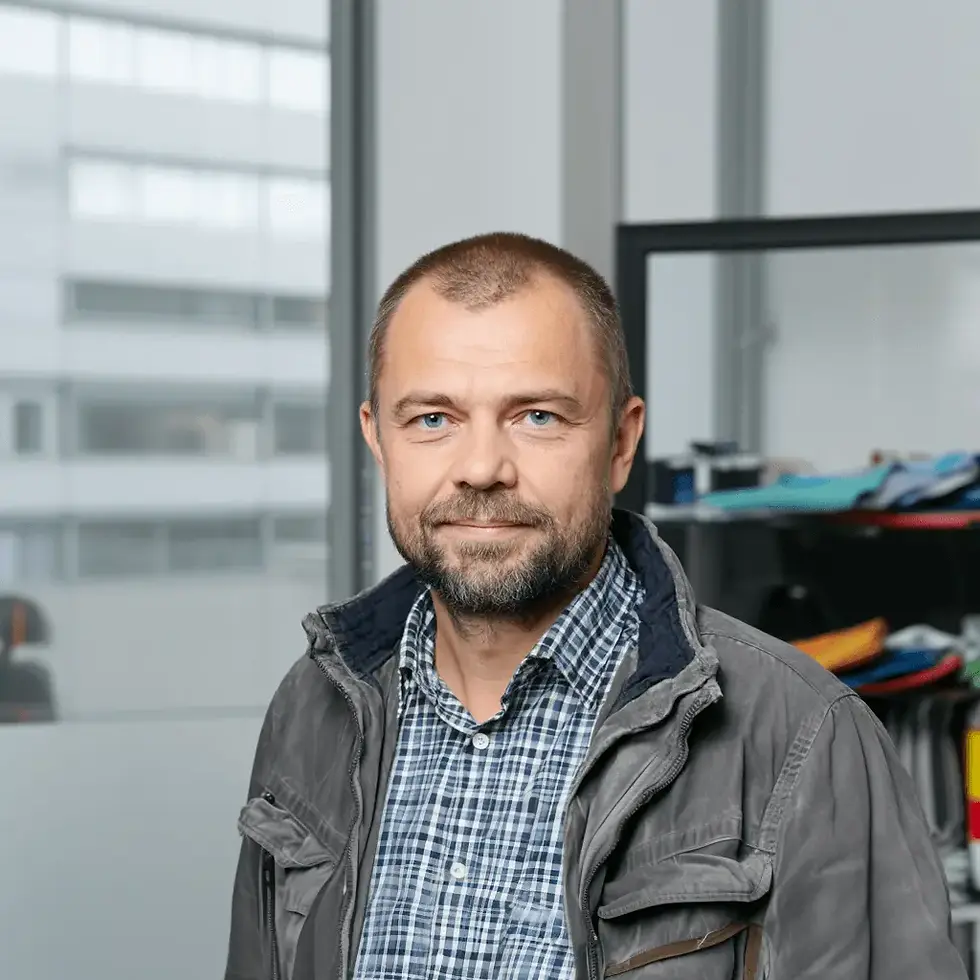 Schimmelgutachter Bielefeld untersucht befallene Wand