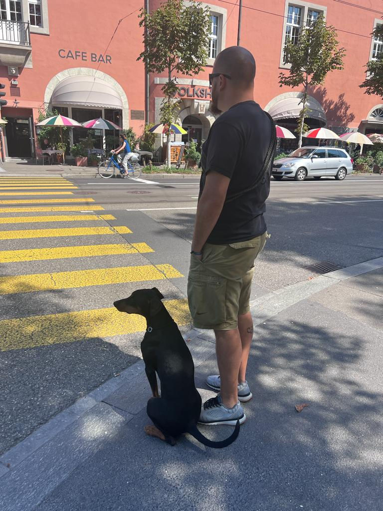 Sergio mit Galdur am Strassenrand Warten.jpg