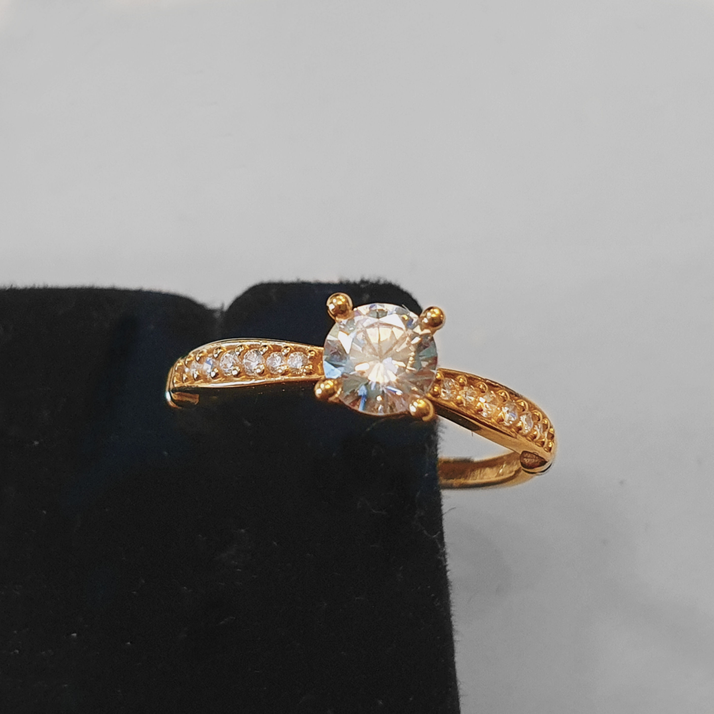 Solitário cravejado 