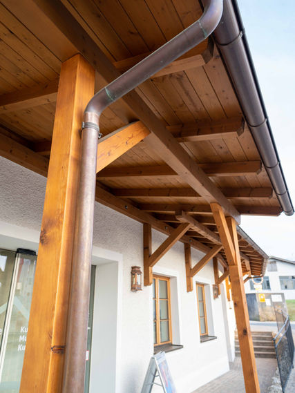 Architektur, Wohnprojekt, Immobilienentwicklung, Bauunternehmen, Wohnungsbauprojekt, Immobilienmarkt, Immobilieninvestition, hochwertige Wohnungen, modernes Wohnkonzept, nachhaltiges Bauen, energieeffiziente Wohnungen, Familienwohnungen, Wohnungen mit Balkon, Wohnungen mit Garten, barrierefreie Wohnungen, zentrale Lage, Infrastruktur, Einkaufsmöglichkeiten, öffentliche Verkehrsanbindung, Kindergärten, Schulen, Freizeiteinrichtungen, Naherholungsgebiete, Investitionsmöglichkeit, Immobilienkauf, Wohnraumgestaltung, Innenarchitektur, Grundrissgestaltung, Bachschmiede, Kulturhaus, Museum, Kunst, Ausstellung, Vorstellungen, Wals-Siezenheim, Neubauwohnungen, Immobilien, Bauprojekt, Wohnungen, Eigentumswohnungen, Wohnimmobilien, moderne Architektur, hochwertige Ausstattung, Wohnkonzept, attraktive Lage, Bauprojektentwicklung, Wohnraum, Lebensqualität, Immobilieninvestition