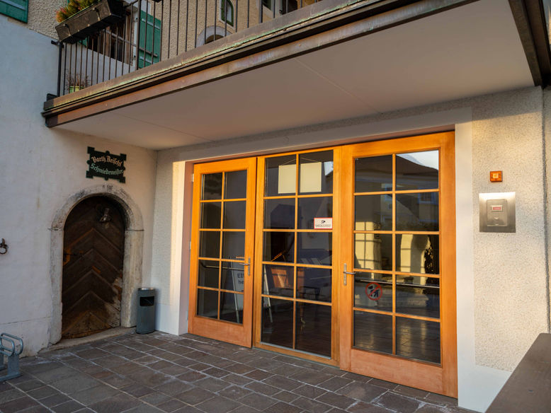 Architektur, Wohnprojekt, Immobilienentwicklung, Bauunternehmen, Wohnungsbauprojekt, Immobilienmarkt, Immobilieninvestition, hochwertige Wohnungen, modernes Wohnkonzept, nachhaltiges Bauen, energieeffiziente Wohnungen, Familienwohnungen, Wohnungen mit Balkon, Wohnungen mit Garten, barrierefreie Wohnungen, zentrale Lage, Infrastruktur, Einkaufsmöglichkeiten, öffentliche Verkehrsanbindung, Kindergärten, Schulen, Freizeiteinrichtungen, Naherholungsgebiete, Investitionsmöglichkeit, Immobilienkauf, Wohnraumgestaltung, Innenarchitektur, Grundrissgestaltung, Bachschmiede, Kulturhaus, Museum, Kunst, Ausstellung, Vorstellungen, Wals-Siezenheim, Neubauwohnungen, Immobilien, Bauprojekt, Wohnungen, Eigentumswohnungen, Wohnimmobilien, moderne Architektur, hochwertige Ausstattung, Wohnkonzept, attraktive Lage, Bauprojektentwicklung, Wohnraum, Lebensqualität, Immobilieninvestition