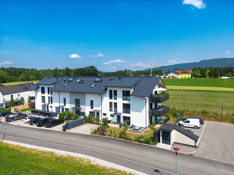 Elixhausen : Katzmoos Nord, elixhausen, nord, katzmoos, salzburg, wohnung, mieten, wohnung mieten, wohnung kaufen, salzburg umgebung, elixhausen wohnung, elixhausen immobilien, immobilien, salzburg immobilien, suche wohnung salzburg, suche wohnung, anthrazit dach, weißes haus, graues dach, haus neben feld, parkdeck, autos, haus im grünen