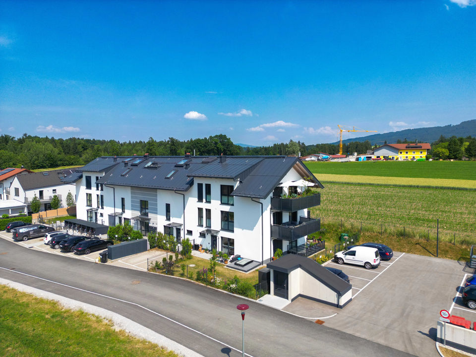 Elixhausen : Katzmoos Nord, elixhausen, nord, katzmoos, salzburg, wohnung, mieten, wohnung mieten, wohnung kaufen, salzburg umgebung, elixhausen wohnung, elixhausen immobilien, immobilien, salzburg immobilien, suche wohnung salzburg, suche wohnung, anthrazit dach, weißes haus, graues dach, haus neben feld, parkdeck, autos, haus im grünen