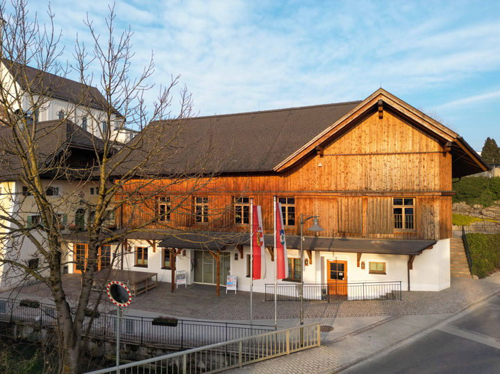 Architektur, Wohnprojekt, Immobilienentwicklung, Bauunternehmen, Wohnungsbauprojekt, Immobilienmarkt, Immobilieninvestition, hochwertige Wohnungen, modernes Wohnkonzept, nachhaltiges Bauen, energieeffiziente Wohnungen, Familienwohnungen, Wohnungen mit Balkon, Wohnungen mit Garten, barrierefreie Wohnungen, zentrale Lage, Infrastruktur, Einkaufsmöglichkeiten, öffentliche Verkehrsanbindung, Kindergärten, Schulen, Freizeiteinrichtungen, Naherholungsgebiete, Investitionsmöglichkeit, Immobilienkauf, Wohnraumgestaltung, Innenarchitektur, Grundrissgestaltung, Bachschmiede, Kulturhaus, Museum, Kunst, Ausstellung, Vorstellungen, Wals-Siezenheim, Neubauwohnungen, Immobilien, Bauprojekt, Wohnungen, Eigentumswohnungen, Wohnimmobilien, moderne Architektur, hochwertige Ausstattung, Wohnkonzept, attraktive Lage, Bauprojektentwicklung, Wohnraum, Lebensqualität, Immobilieninvestition