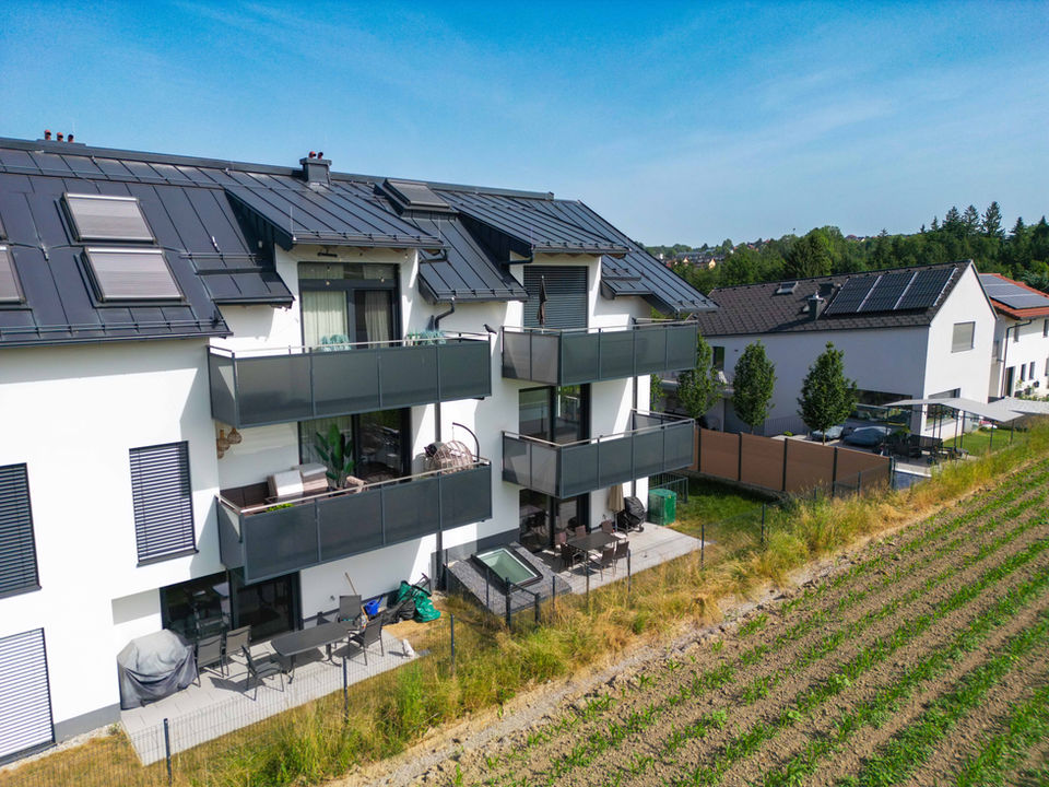 Elixhausen : Katzmoos Nord, elixhausen, nord, katzmoos, salzburg, wohnung, mieten, wohnung mieten, wohnung kaufen, salzburg umgebung, elixhausen wohnung, elixhausen immobilien, immobilien, salzburg immobilien, suche wohnung salzburg, suche wohnung, anthrazit dach, weißes haus, graues dach, haus neben feld, parkdeck, autos, haus im grünen