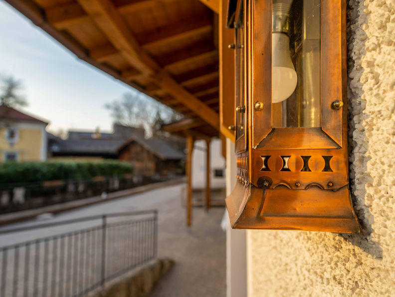 Architektur, Wohnprojekt, Immobilienentwicklung, Bauunternehmen, Wohnungsbauprojekt, Immobilienmarkt, Immobilieninvestition, hochwertige Wohnungen, modernes Wohnkonzept, nachhaltiges Bauen, energieeffiziente Wohnungen, Familienwohnungen, Wohnungen mit Balkon, Wohnungen mit Garten, barrierefreie Wohnungen, zentrale Lage, Infrastruktur, Einkaufsmöglichkeiten, öffentliche Verkehrsanbindung, Kindergärten, Schulen, Freizeiteinrichtungen, Naherholungsgebiete, Investitionsmöglichkeit, Immobilienkauf, Wohnraumgestaltung, Innenarchitektur, Grundrissgestaltung, Bachschmiede, Kulturhaus, Museum, Kunst, Ausstellung, Vorstellungen, Wals-Siezenheim, Neubauwohnungen, Immobilien, Bauprojekt, Wohnungen, Eigentumswohnungen, Wohnimmobilien, moderne Architektur, hochwertige Ausstattung, Wohnkonzept, attraktive Lage, Bauprojektentwicklung, Wohnraum, Lebensqualität, Immobilieninvestition