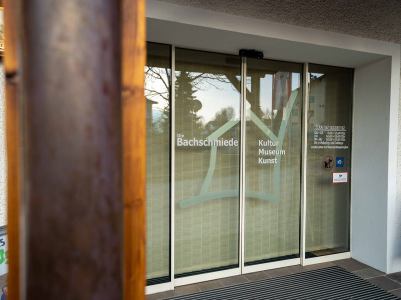 Architektur, Wohnprojekt, Immobilienentwicklung, Bauunternehmen, Wohnungsbauprojekt, Immobilienmarkt, Immobilieninvestition, hochwertige Wohnungen, modernes Wohnkonzept, nachhaltiges Bauen, energieeffiziente Wohnungen, Familienwohnungen, Wohnungen mit Balkon, Wohnungen mit Garten, barrierefreie Wohnungen, zentrale Lage, Infrastruktur, Einkaufsmöglichkeiten, öffentliche Verkehrsanbindung, Kindergärten, Schulen, Freizeiteinrichtungen, Naherholungsgebiete, Investitionsmöglichkeit, Immobilienkauf, Wohnraumgestaltung, Innenarchitektur, Grundrissgestaltung, Bachschmiede, Kulturhaus, Museum, Kunst, Ausstellung, Vorstellungen, Wals-Siezenheim, Neubauwohnungen, Immobilien, Bauprojekt, Wohnungen, Eigentumswohnungen, Wohnimmobilien, moderne Architektur, hochwertige Ausstattung, Wohnkonzept, attraktive Lage, Bauprojektentwicklung, Wohnraum, Lebensqualität, Immobilieninvestition