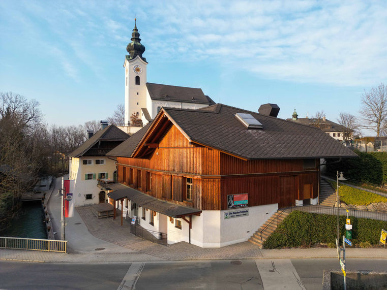 Architektur, Wohnprojekt, Immobilienentwicklung, Bauunternehmen, Wohnungsbauprojekt, Immobilienmarkt, Immobilieninvestition, hochwertige Wohnungen, modernes Wohnkonzept, nachhaltiges Bauen, energieeffiziente Wohnungen, Familienwohnungen, Wohnungen mit Balkon, Wohnungen mit Garten, barrierefreie Wohnungen, zentrale Lage, Infrastruktur, Einkaufsmöglichkeiten, öffentliche Verkehrsanbindung, Kindergärten, Schulen, Freizeiteinrichtungen, Naherholungsgebiete, Investitionsmöglichkeit, Immobilienkauf, Wohnraumgestaltung, Innenarchitektur, Grundrissgestaltung, Bachschmiede, Kulturhaus, Museum, Kunst, Ausstellung, Vorstellungen, Wals-Siezenheim, Neubauwohnungen, Immobilien, Bauprojekt, Wohnungen, Eigentumswohnungen, Wohnimmobilien, moderne Architektur, hochwertige Ausstattung, Wohnkonzept, attraktive Lage, Bauprojektentwicklung, Wohnraum, Lebensqualität, Immobilieninvestition