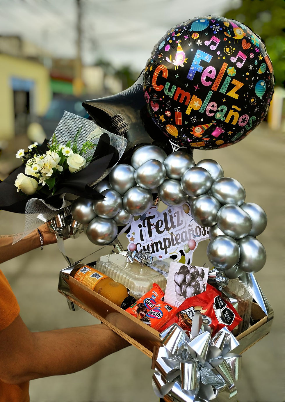 Miniatura: 24 Rosas + Alimentos (2 globos)