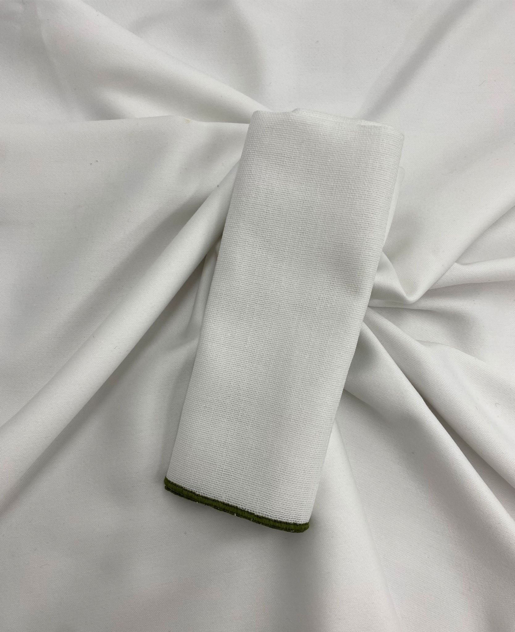 Servilleta Azur Blanco con festón verde (48x48)