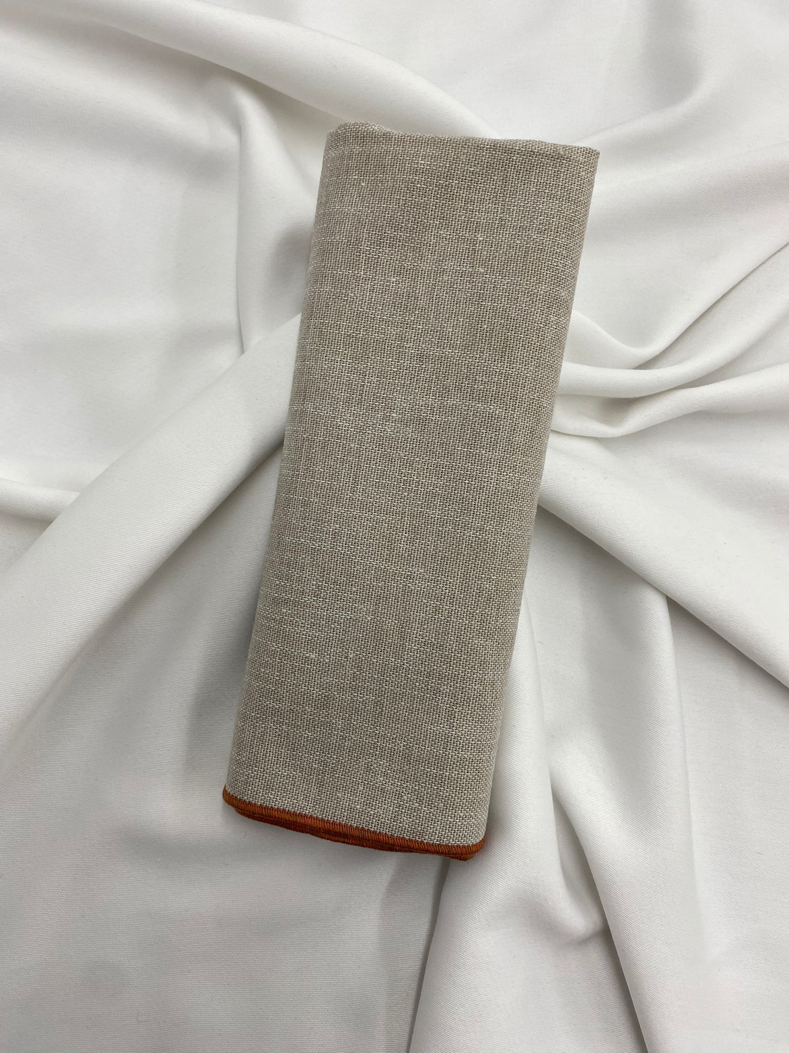 Servilleta Azur Arena C03 con festón Ocre (48x48)