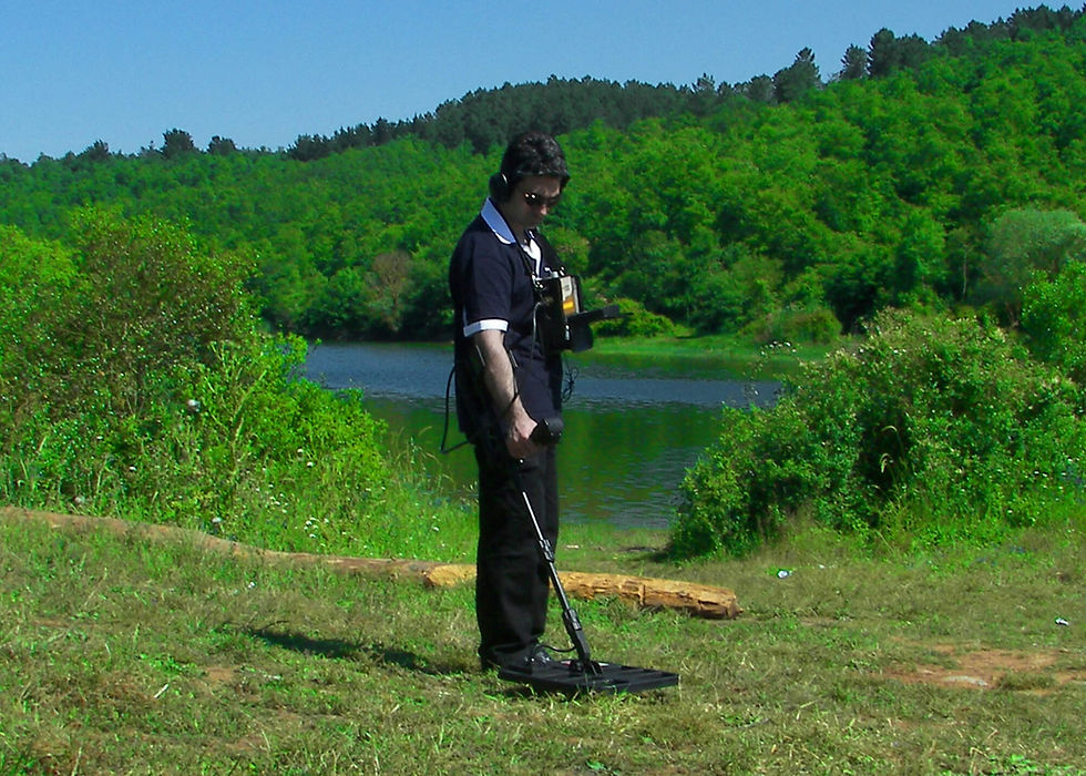Miniaturbild: Nokta Jeohunter 3D ground scanner being used to examine soil outdoors