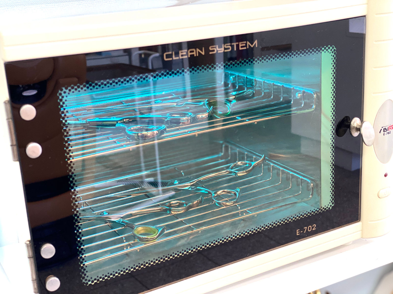 専用の機器でハサミを熱消毒している様子
