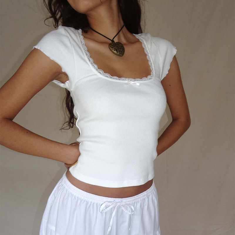 Camiseta feminina vintage estilo baby tee, com detalhes em renda, em tricô, cro