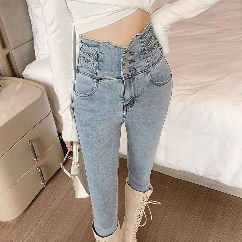 Calça jeans feminina de cintura alta, corte justo e modelagem bootcut, ideal pa