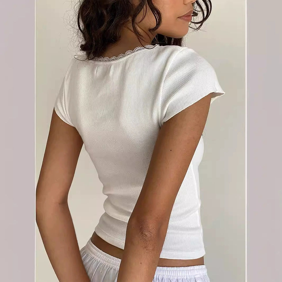 Miniatura: Camiseta feminina vintage estilo baby tee, com detalhes em renda, em tricô, cro