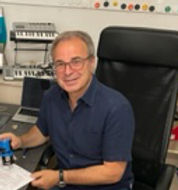 Martin im Büro klein export.jpg