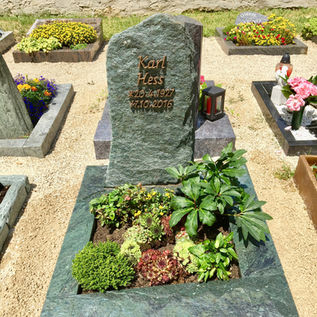 Urnengrab, Erdurnengrab, Grabstein, Friedhof 