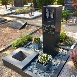Urnengrab, Erdurnengrab, Grabstein, Friedhof Gernsheim