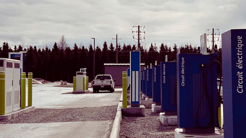 Le Circuit électrique inaugure sa plus importante station de recharge rapide à la halte routière de