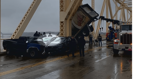 [Photos] Un homme fait face a la justice suite au spectaculaire accident du pont Clark Memorial