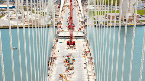 Les dernières étapes du raccordement du tablier du Pont international Gordie Howe sont en cours