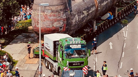 Un puissant camion MAN déplace un sous-marin de 350 tonnes en Allemagne