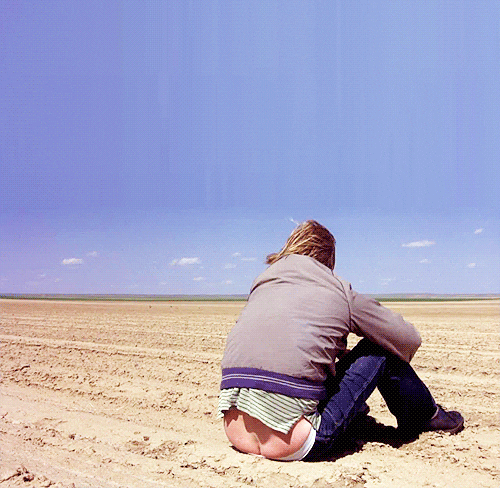 Jeff Daniels sits on the beach unaware hit butt crack is showing (Dumb & Dumber)