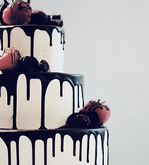 Hochzeitstorte Dripcake mit Beeren