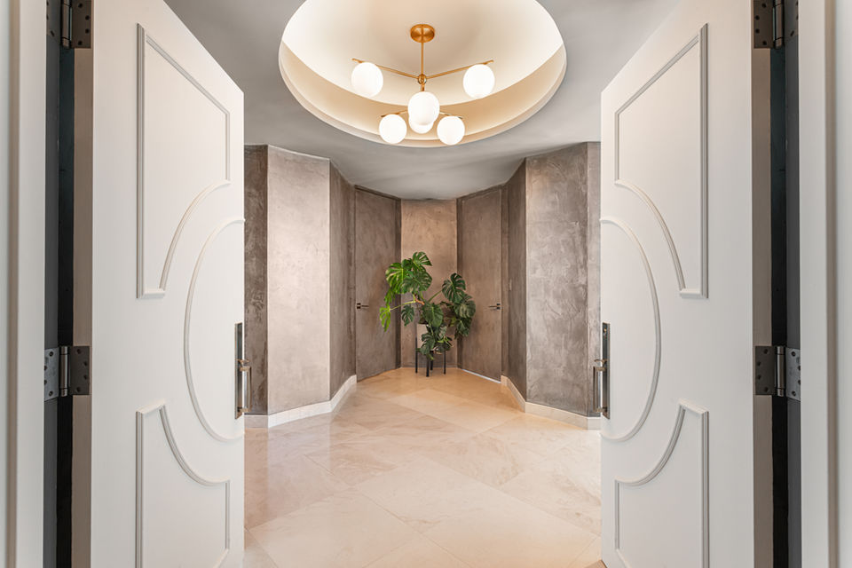 Elegant entryway with plant, Guimar Urbina Interiors