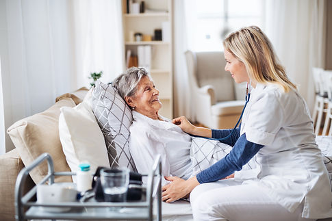a-health-visitor-examining-a-sick-senior-woman-lyi-2026-01-05-22-42-27-utc.jpg