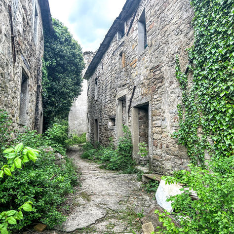 Pueblo de Castiglioncello (Ciudad fantasma abandonada desde 1962) - Antigua iglesia de los Santos Juan y Pablo - Firenzuola (FI) - Toscana
