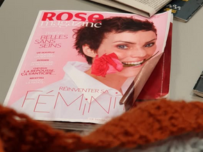 Magazine Rose dans la salle d’attente d’un centre de cancérologie, symbole de féminité et de résilience