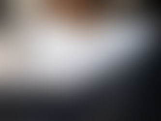 Imagem de uma mão segurando um conjunto de documentos impressos, organizados com clipes metálicos. As folhas estão alinhadas e parcialmente sobrepostas, transmitindo a ideia de análise, organização e trâmites administrativos ou técnicos.