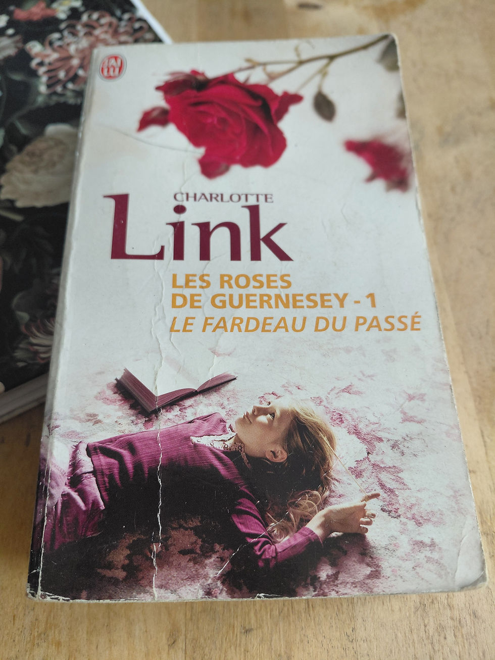 Livre d'occasion Les Roses de Guenersey Toma 1 auteur CHarlotte Link édition J'ai Lu