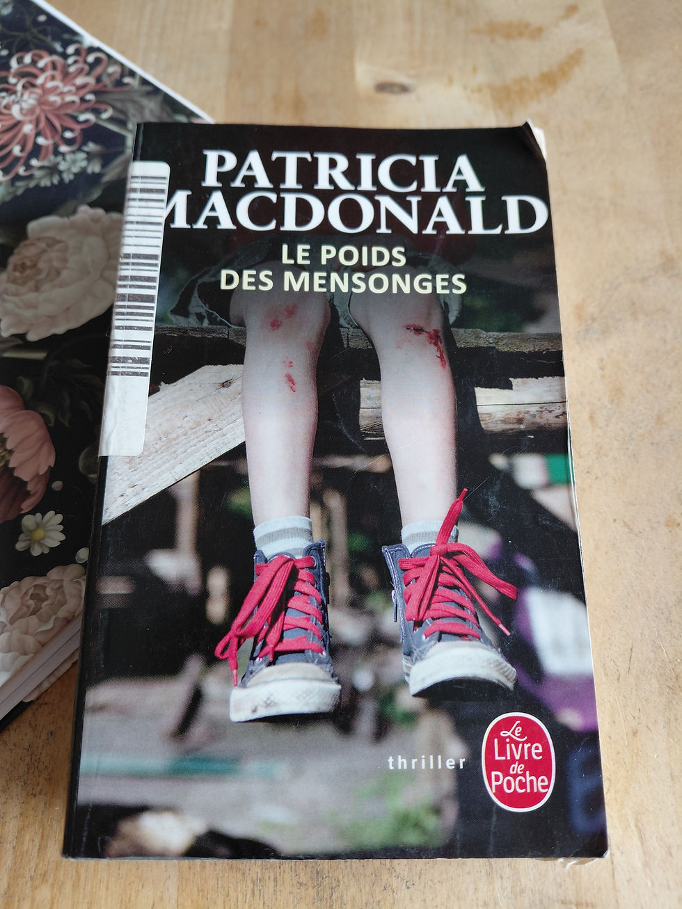Couverture du livre de poche Le poids des mensonges par Patricia MacDonald, collection thriller aux éditions Le Livre de Poch