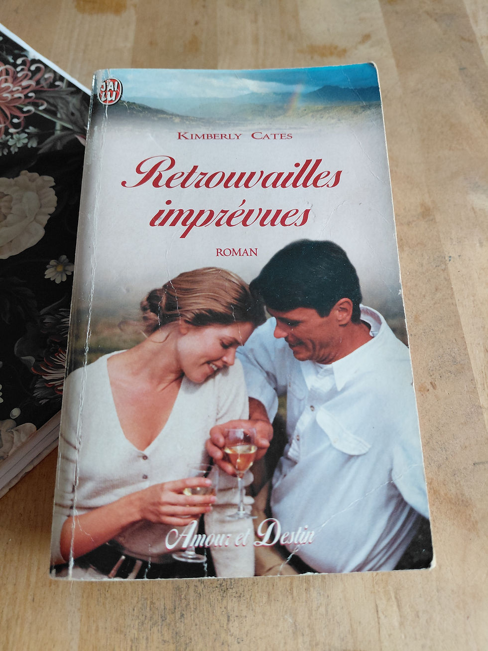 Couverture du livre de poche Retrouvailles imprévues par Kimberly Cates, collection Amour et Destin aux éditions J'ai Lu, mon