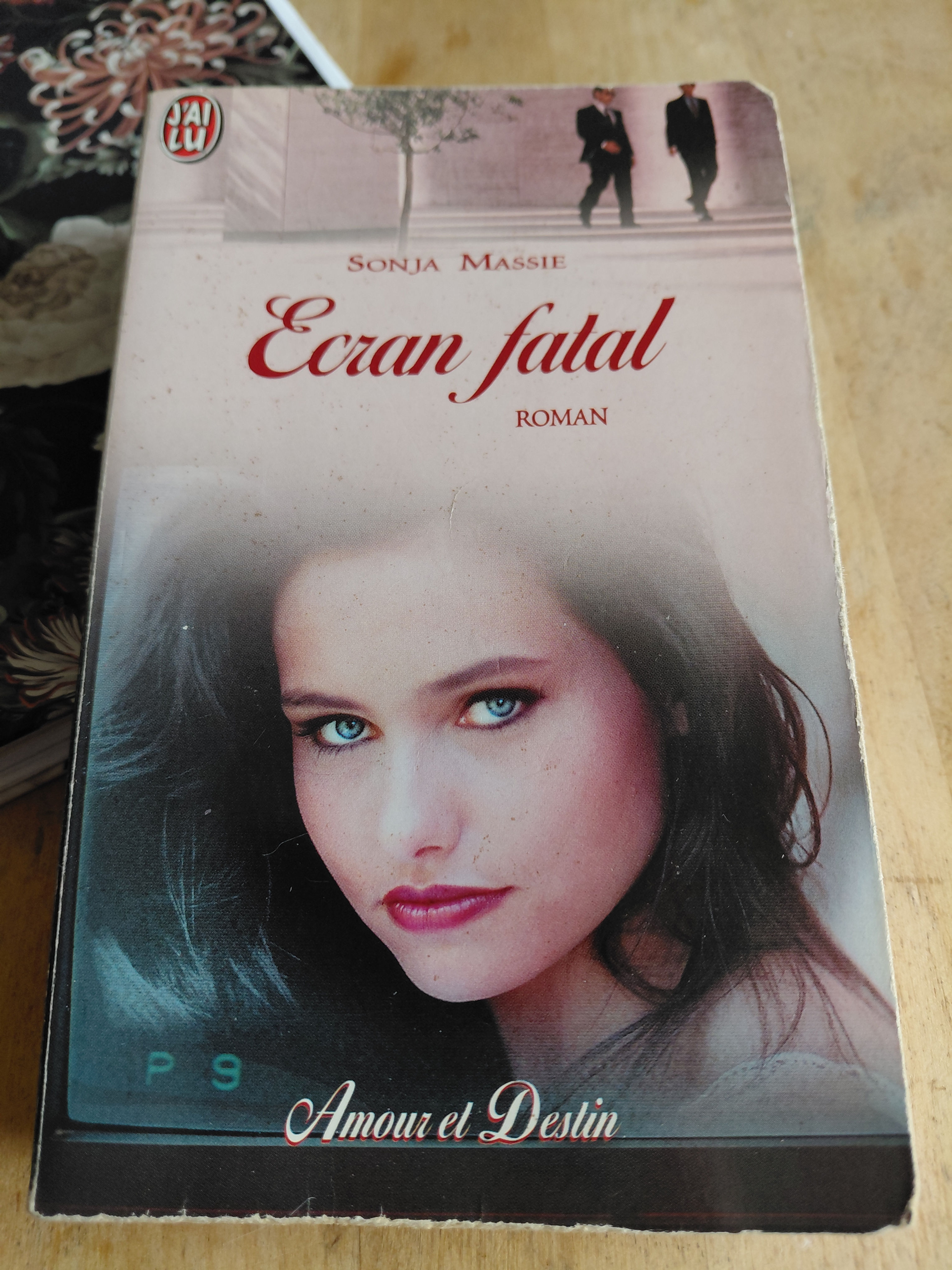 Couverture du livre de poche Ecran fatal écrit par Sonja Massie, collection Amour et Destin chez J'ai Lu, montrant le visage