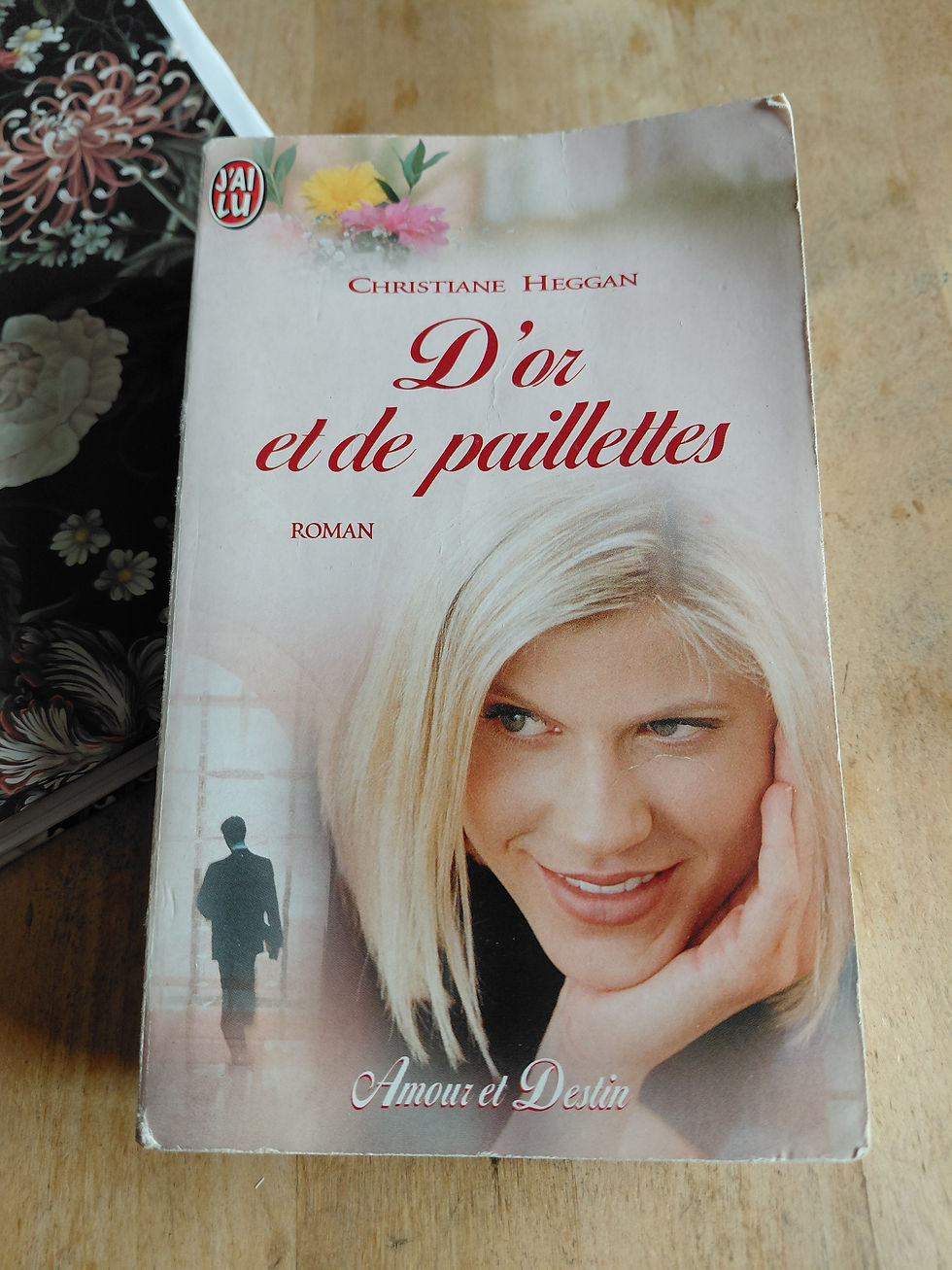Couverture du livre de poche D'or et de paillettes par Christiane Heggan, collection Amour et Destin chez J'ai Lu, représenta