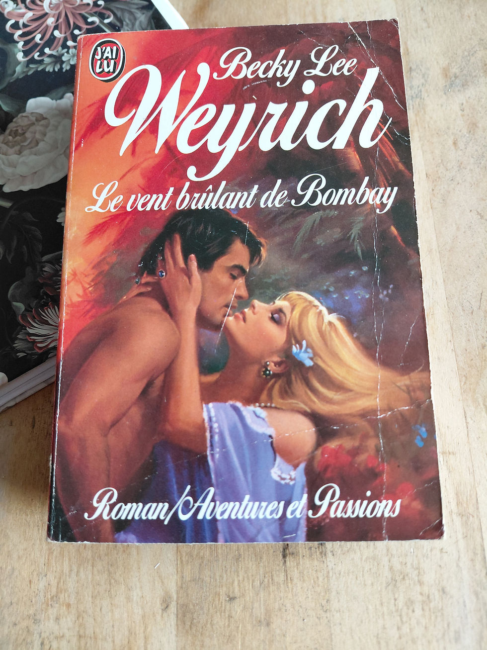 Couverture du livre Le vent brûlant de Bombay de Becky Lee Weyrich, collection Aventures et Passions aux éditions J'ai Lu.